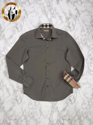 Burberry Skjorta M - Grå Burberry skjorta i storlek M i mycket bra skick. Skjortan är självklart äkta. Är du osäker på äkthet hänvisar jag gärna till bra källor/guider. Tveka inte på att höra av dig för fler frågor eller vid minsta fundering! Skick: 9/10 | Mått A: 77,5cm | Mått B: 65,5cm | Mått C: 54,5cm