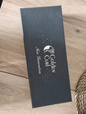 Golden Curl New Generation locktång -  Golden Curl New Generation locktång i mycket fint skick! Bara använt ca 3 gånger.  Den har keramisk beläggning som gör att man inte skadar håret som med en vanlig locktång. Finns fortfarande kvar garanti. 