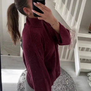Vinröd stickad polotröja - Mysig vinröd stickad polotröja med breda ribbade muddar vid ärmslut och hals. Nyinköpt och har fortfarande prislapp kvar, helt oanvänd!💕 nypris 999kr