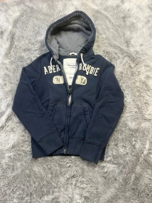Abercrombie & Fitch hoodie - Säljer denna sällsynta och mycket eftertraktade Abercrombie & Fitch hoodie | Storlek S | Skick 9/10 | Vid eventuella frågor hör gärna av dig och erbjuder bra pris vid köp av bundle 😁✅