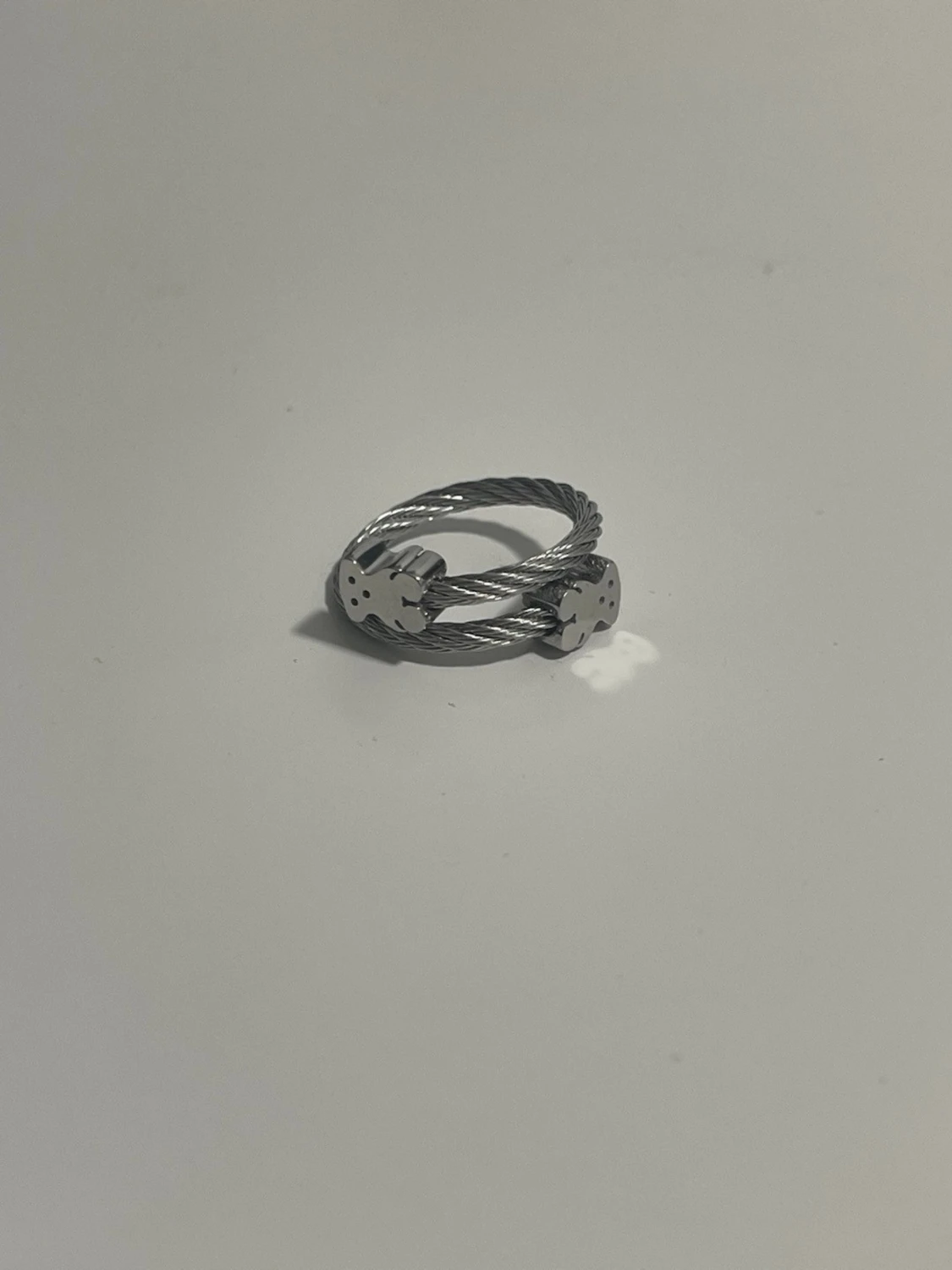 Silverfärgad ring med stjärndetaljer