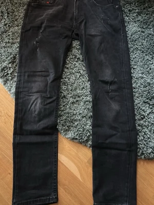 Svarta jeans från Diesel - Snygga svarta jeans från Diesel i straight fit-modell. Klassisk femficksdesign med diskreta sömmar och en liten logotyp på bakfickan. Perfekta till alla typer av outfits och gjorda i mjuk bomullsblandning för skön passform.