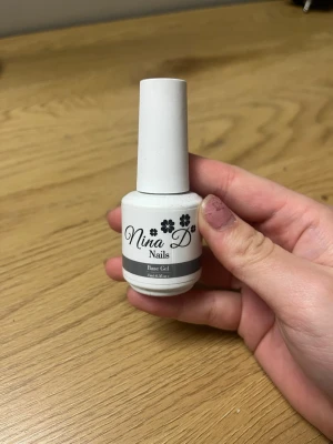 Nina D Nails Base Gel nagellack - Base Gel nagellack från Nina D Nails. Den är öppnad men knappt använd