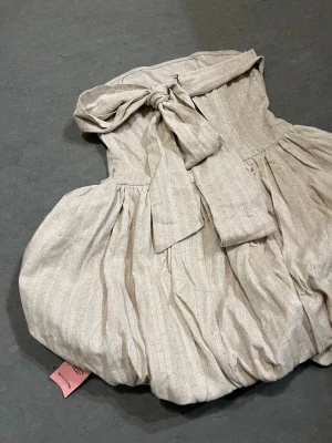 Miniklänning - Halterneck klänning i linnetyg🩶