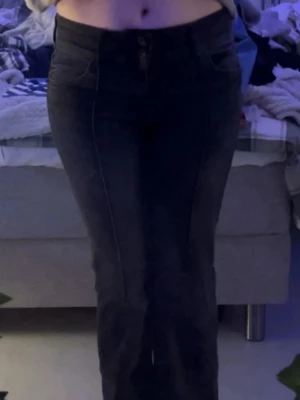 Svarta jeans med söm - Säljer ett par svarta jeans med raka ben med tydlig söm framtill. Materialet är denim med lite stretch. Storlek L men sitter mer som M💕