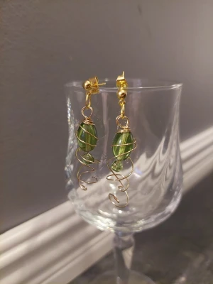 Handgjorda örhängen  - Örhängen med stift i stål och glas pärlor. Handgjorda av Dalkullans Teskedsringar 