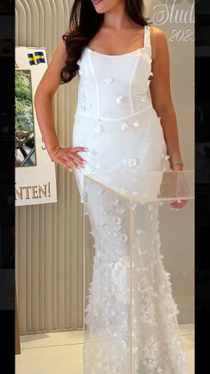 Vit klänning Oh Polly - Säljer min super fina studentklänning från Oh Polly i storlek 36 (UK 8). Den absoluta perfekta klänningen för student/bal! 😚Har endast haft på mig den 1 gång (På min student)! Köpte den för 2037kr inkl. frakt 💕😍