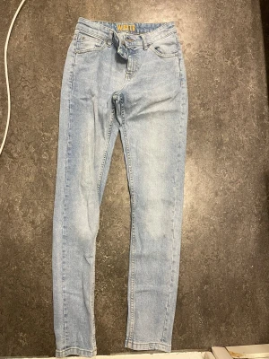 Ljusblå skinny jeans från W.BXTR - Säljer ett par ljusblå skinny jeans från W.BXTR med klassisk femficksdesign och normal midja. Jeansen har en fräsch tvätt och raka ben som smalnar av. Perfekta till sneakers eller boots för en clean look. STLK 29
