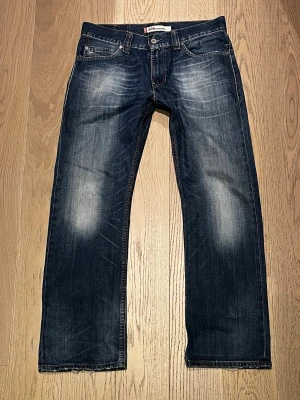 Levi's 506 Jeans - Klassiska Levis 506 standard Jeans. Skulle säga att jeansen passar W31 L32.                    Mått: Midja 42cm Innersöm 78cm Fotöppning 21cm Totalt längd 103cm