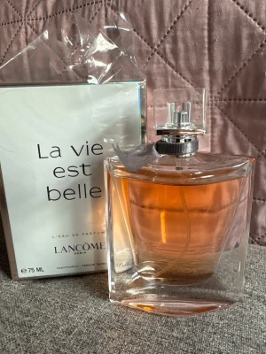 La Vie Est Belle parfym 75 ml Lancôme - Jag säljer parfym som på bilden. Jag rekommenderar den starkt. Var försiktig när du handlar. Returer är inte möjliga.