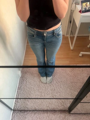 Blå bootcut jeans från Gina Tricot  - Säljer ett par blå bootcut jeans från Gina Tricot💕säljer för har inte kommit till användning. Dom är från Gina Young i storlek 164