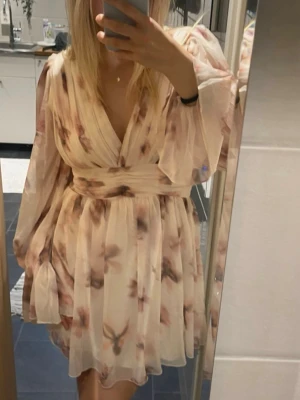 Blommig klänning - Använd 1 gång!  Köpte för 399 och säljer för 200. (Bilderna är screenade från mitt vinted konto därav lite sämre kvalité men det är bara att fråga för fler bilder!)