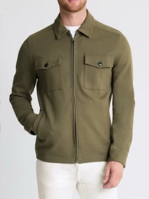 Olivgrön overshirt med dragkedja - Stilren olivgrön overshirt med dragkedja framtill och två bröstfickor med lock och knapp. Skjortkrage och raka ärmar ger en clean look. Perfekt att slänga över en t-shirt för en avslappnad men snygg stil.700 kr ordinarie pris