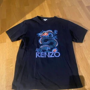Kenzo t shirt - Säljer nu denna kenzo t shirt den är i storlek L men sitter mer som en M. Det är ett mycket bra skick på den. Hör av dig vid frågor eller funderingar