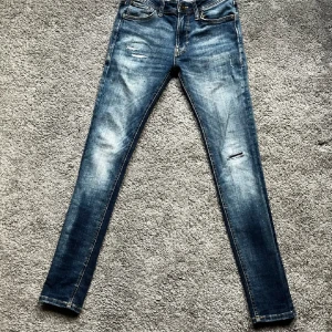 Jack & Jones jeans W27 L32 - Jack&Jones jeans med snygga slitningar. Oanvända då dom var för små för mig. Storleken är W27 L32 Slim. Hör av er vid frågor eller funderingar!🗽