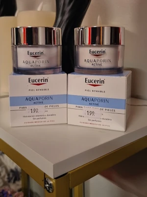 Eucerin Aquaporin Active ansiktskräm - Eucerin Aquaporin Active SPF25, 50 ml Eucerin Aquaporin Active is a face cream for sensitive skin. This cream is designed to provide intense and long-lasting hydration. It is fragrance-free and suitable for daily use. Reduces tightness and leaves skin soft and supple. For all skin type 1 for 149 kr Shipping same day if you order during opening hours of postnord otherwise next day.