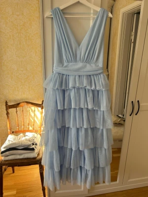 Balklänning  - Ljusblå klänning från bubbleroom storlek 40 den är uppsydd längden från axel till slut är 136cm, dragkedja i ryggen. Nypris: 1800