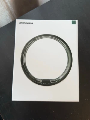 Ultrahuman smart ring silver strl 7 - Snygg smart ring från Ultrahuman i silverfärgad metall. Ringen har en modern och minimalistisk design och används för att mäta hälsodata som sömn, aktivitet och puls. Perfekt för dig som vill ha koll på din hälsa utan att bära en vanlig klocka. Man behöver inte prenumeration för att använda och läsa data tillskillnad från konkurrenter. Nypris: 3648 SEK