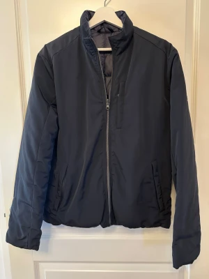 Vändbar Boomerang Jacka - Vändbar Boomerang jacka i mörkblå färg i väldigt bra skick.