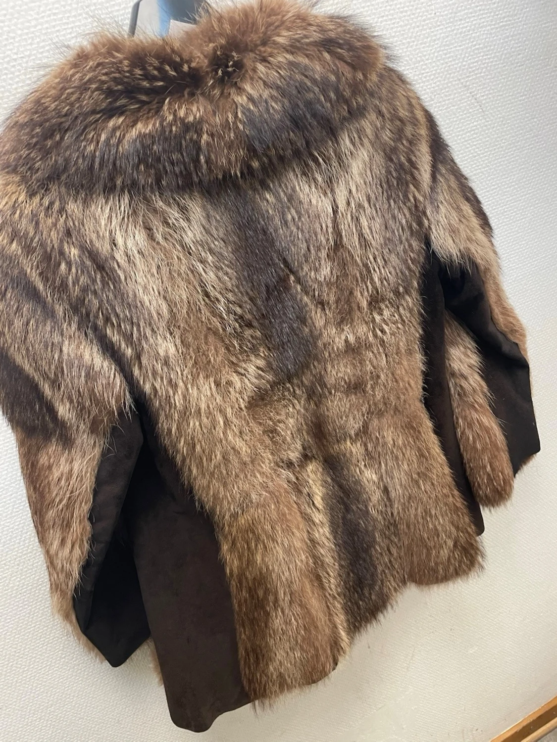 Brun pälsjacka med bred krage - 2