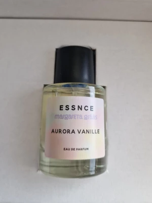 Aurora Vanille parfym - Margareta Grääs - OBS kolla min annons med samma produkt och fri frakt. Säljer Essnce Aurora Vanille parfym  Parfymen skapades genom ett samarbete mellan Margareta Grääs och Essnce. Den är slutsåld på webbsida. Endast testad.