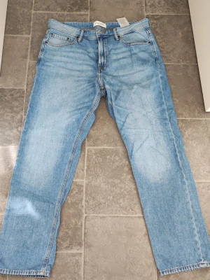 Ljusblå raka jeans från Stock & Hank - Säljer ett par ljusblå jeans från Stock & Hank med klassisk femficksmodell och raka ben. Jeansen har normal midja och är tillverkade i denim med snygg tvättad look. Perfekta för en avslappnad stil.