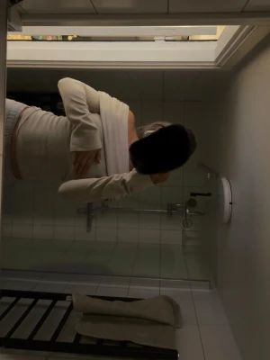 Tröja ifrån Gina tricot  - Mysigt loungewear-set i beige ribbat material med långärmad topp och matchande byxor med resår i midjan. Setet har en avslappnad passform och långa ärmar, perfekt för chill dagar hemma. Materialet ser mjukt och stretchigt ut för extra komfort.