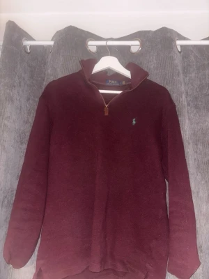 Vinröd halvzip från Polo Ralph Lauren - Aldrig använd