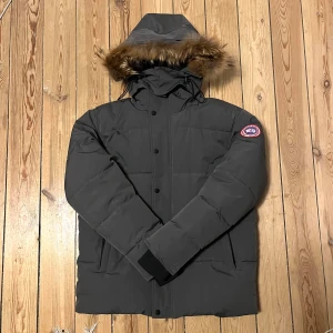 Canada Goose Jacka - Bra skick, inga skador. Storlek M men passar också L. Påse medföljer.