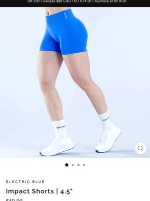 Blåa träningsshorts från DFYNE  - Säljer ett par elektriskt blå träningsshorts från DFYNE.säljer dem för att dem ej kommer till användning längre 🥹