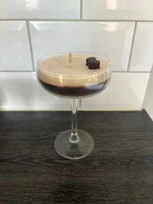 Espresso doftljus - Espresso Dream ☕️ Ett doftljus som både luktar och ser ut som en espresso martini.🍸 Brinntiden är över 16 timmar. Den enda defekten gäller bara estetiska skäl, därav påverkas inte produktens användning i sig. Finns att hämta upp på ProCivitas Privata Gymnasium Södermalm, Tullgårdsgatan 12, om man inte vill betala frakt! Original pris: 129 kronor
