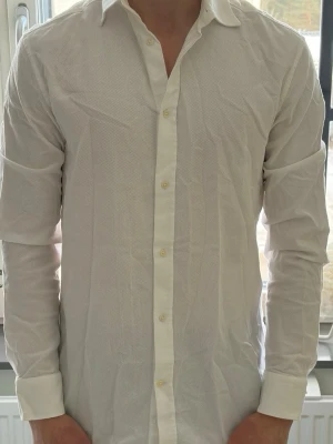 J.Lindeberg - Skjorta - - Vit skjorta från J.Lindeberg 📌Skriv vid frågor. 🤝