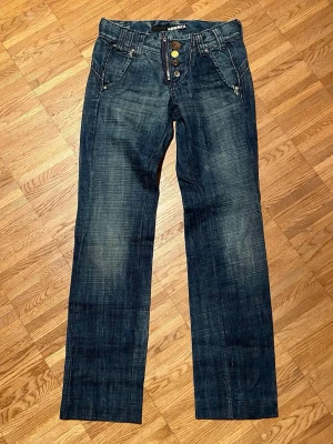 MISS SIXTY vintage blåa low waist jeans med knappar - Såå fina lågmidjade miss 60 jeans, tyvärr för små på mig💔size 26! mått: midja: 38 cm, längd (ytterben): 100 cm, innersöm: 75 cm, benöppning: 19 cm🌟🌟