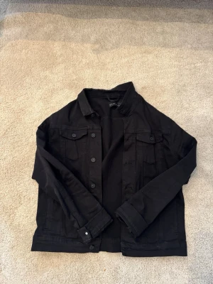 Svart jeansjacka - Tjena! Säljer en snygg svart jeansjacka i storlek L men passar M. Väldigt bra skick. Jackan har inte används alls mycket! 👍 skriv vid frågor och funderingar 