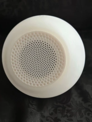 Bluetooth speaker With Light (trådlös -färgskiftande högtalare),  - Snygg vit trådlös högtalare från LTD LBL med inbyggd LED-lampa. Rund design i plast med perforerat högtalargaller och enkel on/off-knapp. Laddas via 5V micro-USB och funkar med Bluetooth. Perfekt för att skapa stämning med både musik och ljus.