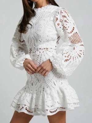 Vit spetsklänning med volang - Pruta gärna!!( går inte under 500kr)Superfin vit kortklänning i spets med långa puffärmar och volangkant nedtill. Klänningen har hög hals, markerad midja och dragkedja i ryggen. Perfekt till studenten, midsommar eller bara som sommarklänning. Helt i nyskick,aldrig använd bara öppnat paketet!! Storleken är s men den passar mig som brukar ha xs-s. Bild 2-3 är mina egna, de andra är lånade!!