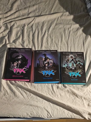 PAX-böcker: Grimmen, Mylingen, Bjäran - Säljer tre delar ur PAX-serien: Grimmen, Mylingen och Bjäran av Åsa Larsson och Ingela Korsell. Andra tredje och fjärde boken. Perfekt för dig som gillar spännande urban fantasy och äventyr i svensk småstadsmiljö. Alla böcker är i bra nästan helt nytt skick. Skriv privat on du är sugen på alla böckerna eller bara någon.