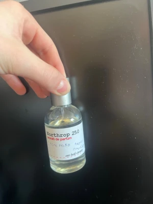 One bold chemist Northrop 25.0  - One bold chemist parfym inspirerad av. Tim Ford neroli portofino. Inte en parfym som sätter mig i smaken så att den har cirka 42 ml kvar och inte använd sen september 2025 så fritt fram priset är inte hugget i en sten 