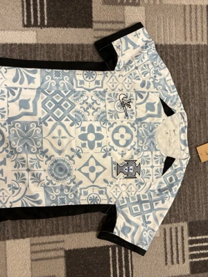 Nike x portugal fotbollströja  - Limited edition nike x portugal jersey som har aldrig blivit andvänd. Säljer då jag fick den som present men är för stor