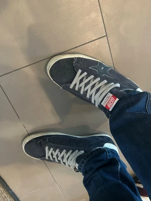 Mörkblå Golden goose Superstar sneakers - Mörkblåa Golden Goose Superstar sneakers i mocka. Märket GGDB syns på plösen och insidan. Klassisk låg modell med vintage-inspirerad look och kontrastfärgade detaljer. Skriv för minsta lilla! Dustbags och box och sånt finns! 