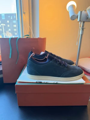 Loro piana week end - Hejsan ! Säljer ett par helt oanvända Loro piana soho week end I sued overtop . Skorna är sprillans nya aldrig använda , med box, sko påse, vanlig påse . Super snygga skor , säljer super billigt . 