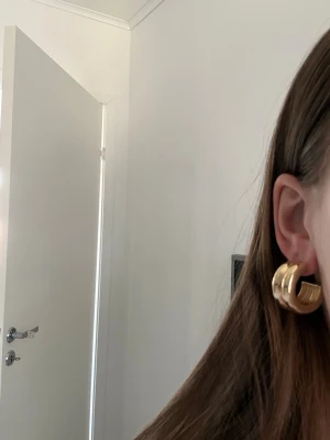 Guldiga chunky hoops - Guldiga chunky hoops från Gina