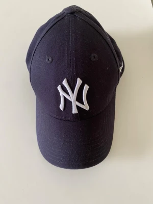 New Era svart keps - Snygg svart keps från New Era. Den är perfekt för street-wear.