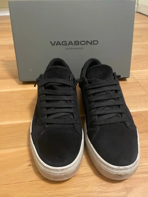 Mörkblå sneakers från Vagabond - Tjena, Säljer dessa riktigt snygga mörkblå Vagabond Paul 2.0 sneakers. Skorna är använda väldigt få gånger och är i ett toppen skick, perfekta nu till våren . Storlek 40 men är väldigt stora i storleken så funkar som 41 eller 42. Kontakta vid funderingar!
