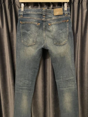 Nudie jeans - SLIM FIT - Nudie jeans - skick 8,5/10 - storlek 31/32, men passar w29 i midjan - sjukt snygga nudie jeans med fet tvätt! - hör av er vid frågor🙌