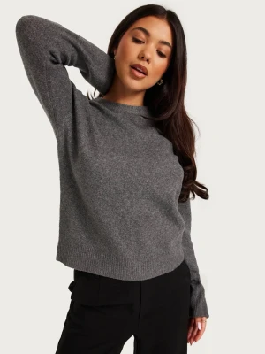 Mörkgrå stickad tröja från Nelly - Säljer en enkel och stilren mörkgrå stickad tröja från Nelly🌟