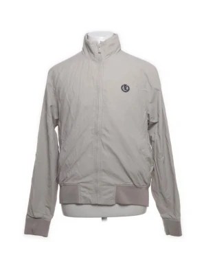 Beige vindjacka från Henri Lloyd - Snygg beige vindjacka från Henri Lloyd med ribbade muddar och krage. Jackan har dragkedja framtill, två fickor och ett diskret broderat logomärke på bröstet. Insidan har randigt foder för extra stilpoäng. Perfekt för blåsiga dagar.