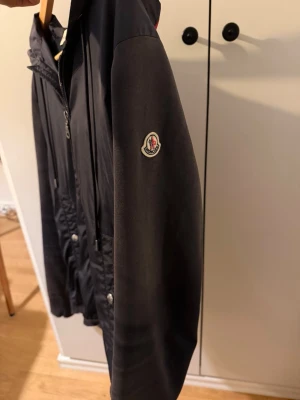 Moncler cardigan  - Moncler cardigan ”ÄKTA” köpt från Merchsweden orderkvitto kan fixas från det köpet, tyg armar och bakdel, vindjacka framtill. Pris kan gå ner lite vid snabb affär☺️