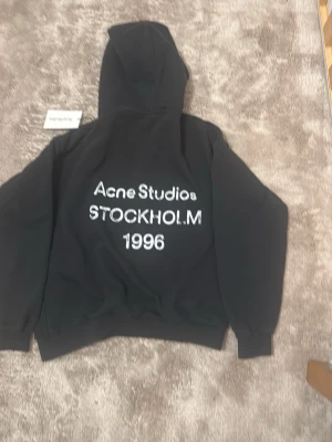 Svart hoodie Acne Studios - Svart hoodie från Acne Studios. Size: S