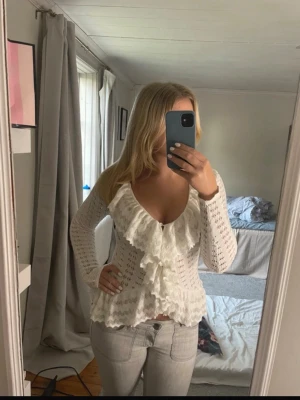 Vit volangblus med v-ringning - Säljer min super fina vita volang tröja från BikBok💗Nypris 499kr (aldrig använd)